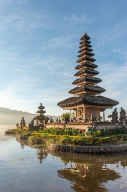 Pura Ulun Danu Bratan, Endonezya 'nın Bali kentindeki ilk beş tapınaktan biri. Arka planda dağ var ve yükseklik MSL 'den 1000 metre yukarıda..