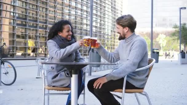 Encantadora Pareja Multiétnica Joven Brindando Bebiendo Cerveza Bar Ciudad Disfrutando — Vídeo de stock