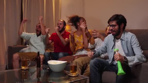 텔레비 응원하고 축하하는 친구들이 서포터들은 소파에 음료를 마시며 열광하고 스포츠 — 비디오