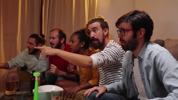 Genç Arkadaştan Oluşan Bir Grup Kanepede Oturup Birlikte Spor Izliyorlar — Stok video