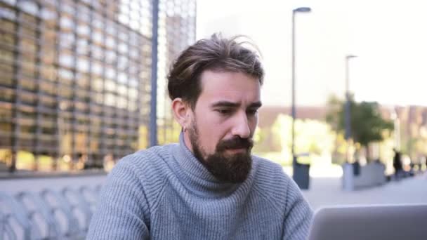 Hombre Cansado Trabajando Estresado Portátil Una Terraza Cafetería Serio Frustrado — Vídeo de stock