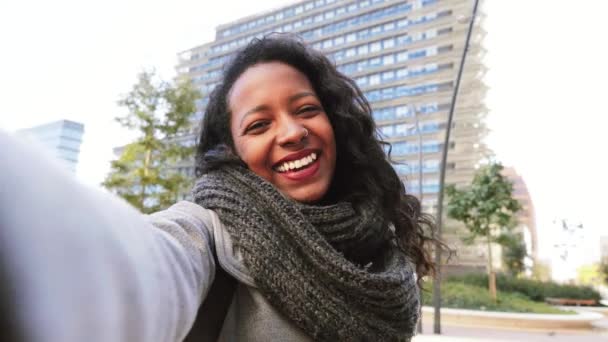 Widok Ekranu Młodej Latynoskiej Kobiety Rozmawiającej Wideo Nowoczesnym Tle Budynku — Wideo stockowe