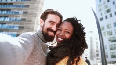 Turist, kötürüm, genç bir çiftin özçekim videosu çekerken, öpüşürken ve kameraya sevgisini gösterirken, yolculuğunun anılarını yaşarken görüntüsü. Aşk konsepti. Yüksek kalite 4k görüntü