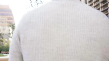 Bir adam ve bir kadın iş merkezindeki iş hakkında konuşurken 360 görüntü. Birkaç ortak sohbet ediyormuş. Yüksek kalite 4k görüntü