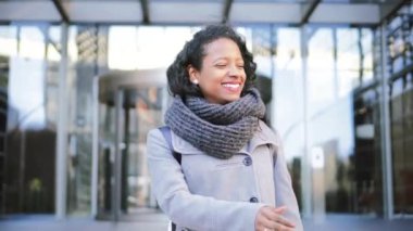 Latin iş kadını iş arkadaşı veya müşterisiyle tokalaşmak için yürüyor. İki meslektaş iş yerinde konuşuyor. Yüksek kalite 4k görüntü