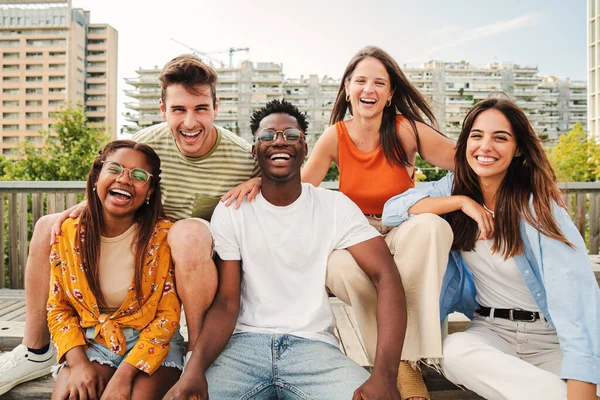 Glada Multiraciala Ungdomar Ler Tillsammans Tittar Kameran Fem Tonårsvänner Har — Stockfoto