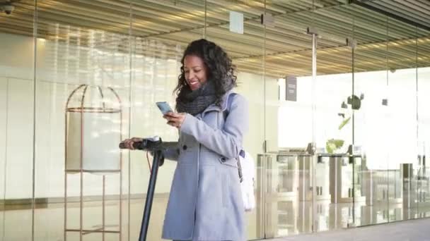 Merkezindeki Akıllı Telefona Scooter Mesaj Atan Genç Mutlu Bir Kadını — Stok video