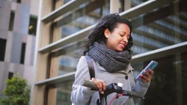Šťastná Usměvavá Dívka Chodí Smskuje Mobilním Telefonem Pomocí Aplikace Pro — Stock video