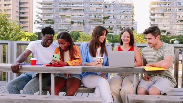Senyum Mahasiswa Multirasial Menggunakan Internet Menonton Video Lucu Dengan Komputer — Stok Video
