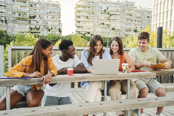 Studenti Multirazziali Sorridenti Che Cercano Internet Guardano Video Divertenti Nel — Foto Stock