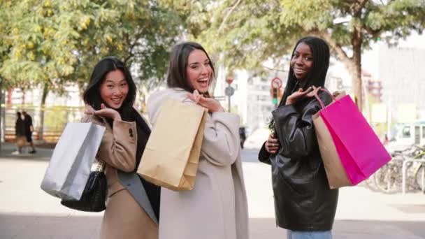 행복하고 여성들 쇼핑백을 걸어서 도시의 거리에 카메라를 흔들기 웃으며 돌아옵니다 — 비디오