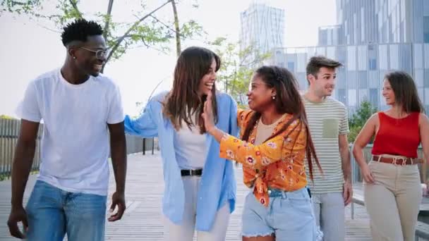Grupul Tineri Prieteni Multirasiali Zâmbind Mergând Campusul Universitar Fundal Câțiva — Videoclip de stoc