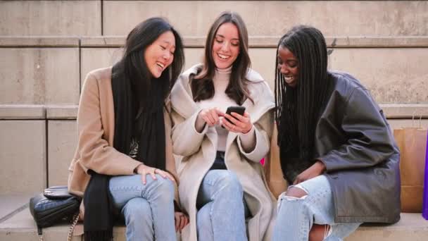 인터넷에서 스마트폰을 이용해 소녀들 미디어를 내용을 있습니다 고품질 — 비디오