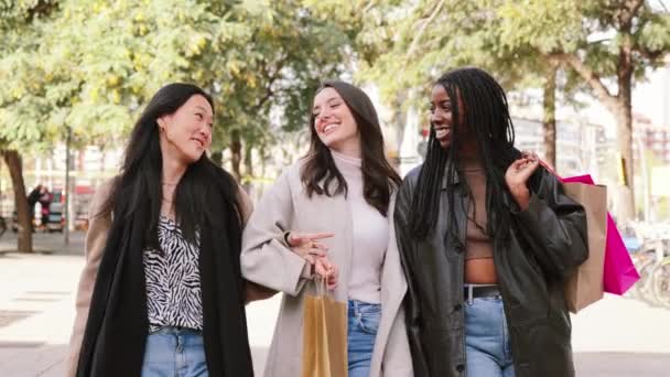 인종적으로 여자들 쇼핑하는 날걷고 이야기한다 가방을 소녀들 주일에 거리에서 있습니다 — 비디오