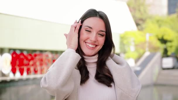 Blanke Jonge Vrouw Glimlachend Kijkend Naar Camera Met Perfecte Witte — Stockvideo