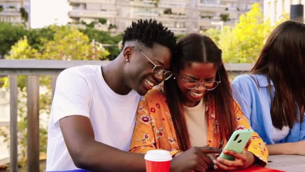 Африканская Молодая Американская Пара Развлекается Используя Мобильный Телефон Беспроводной Связью — стоковое видео