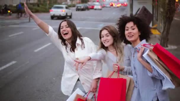 Skupina Mladých Žen Které Volají Silnici Chytají Taxi Tři Dívky — Stock video