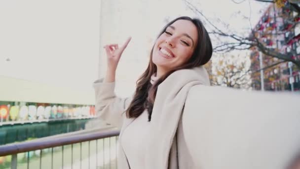 Selfie Portret Pięknej Uśmiechniętej Młodej Kobiety Stojącej Zewnątrz Parku Szczęśliwa — Wideo stockowe