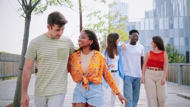 Группа Молодых Студентов Ходит Разговаривает Мультирасовая Пара Разговаривающая Вместе Едет — стоковое видео
