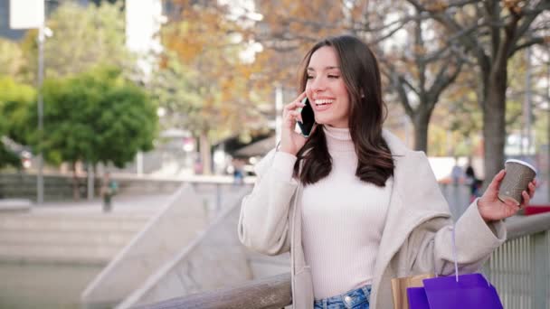 Egy Fiatal Boldog Telefonál Okostelefonon Vásárlás Után Elszigetelt Hölgy Szabadban — Stock videók
