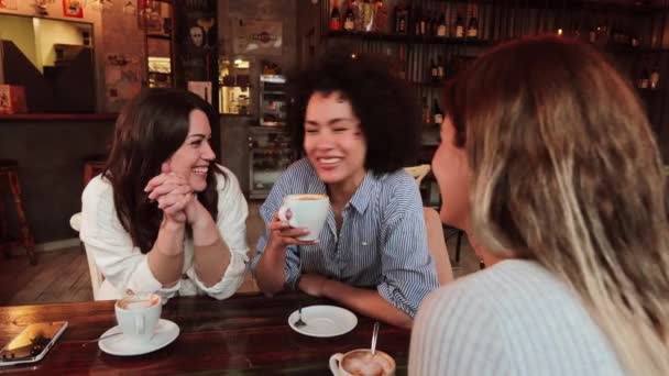 Група Молодих Жінок Які Розмовляють Сміються Сидять Кав Ярні Або — стокове відео