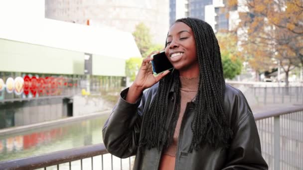 Boldog Afro Amerikai Mosolyog Beszél Mobilon Szabadban Fiatal Csevegett Egy — Stock videók