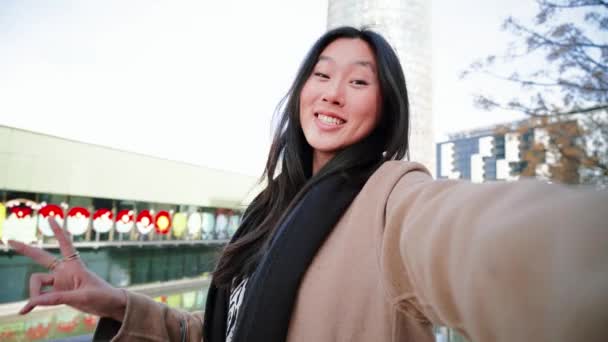 Boldog Ázsiai Fiatal Hölgy Csinál Egy Szelfi Fotót Egy Okostelefonnal — Stock videók