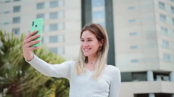 Young Blonde Woman Having Fun Taking Selfie Portrait Cellphone Cheerful — 비디오