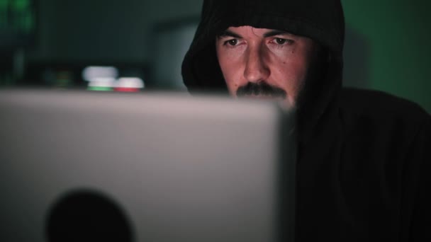 Крупним Планом Портрет Одного Хакера Який Дивиться Екран Ноутбука Вводить — стокове відео