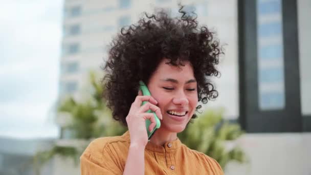 Közelkép Egy Boldog Spanyol Nőről Aki Okostelefonnal Beszélget Egy Vidám — Stock videók