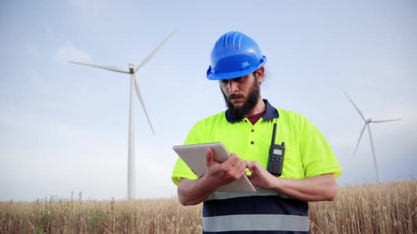 Técnico Ingeniero Energía Renovable Turbina Eólica Trabajando Escribiendo Notas Una — Vídeo de stock