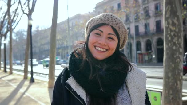 Primer Plano Retrato Joven Feliz Mujer Asiática Con Gorro Sombrero — Vídeos de Stock
