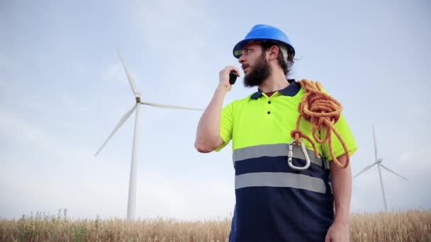 Megújuló Energia Mérnök Vagy Szélmalom Turbina Technikus Dolgozik Beszél Walkie — Stock videók