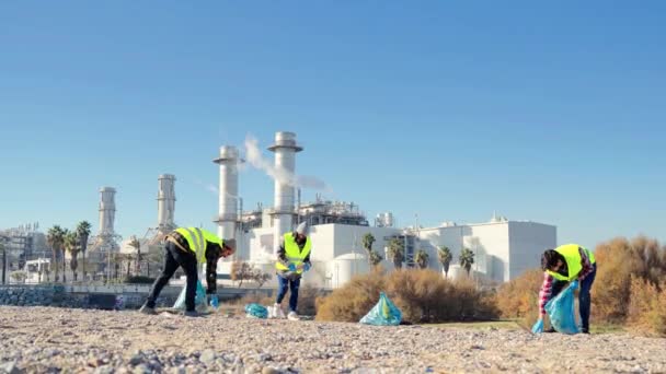Equipo Activistas Voluntarios Ambientales Recogiendo Basura Plástica Arena Playa Cerca — Vídeo de stock