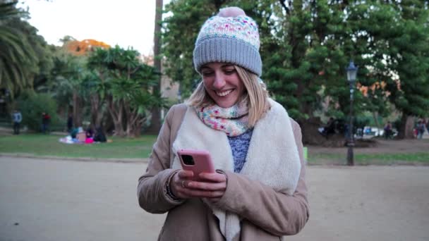 Młoda Blondynka Uśmiecha Się Białymi Idealnymi Zębami Wpisując Mediach Społecznościowych — Wideo stockowe