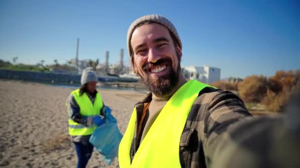 Ativista Ambiental Voluntário Casal Multirracial Pegar Lixo Beatch Tirar Retrato — Vídeo de Stock