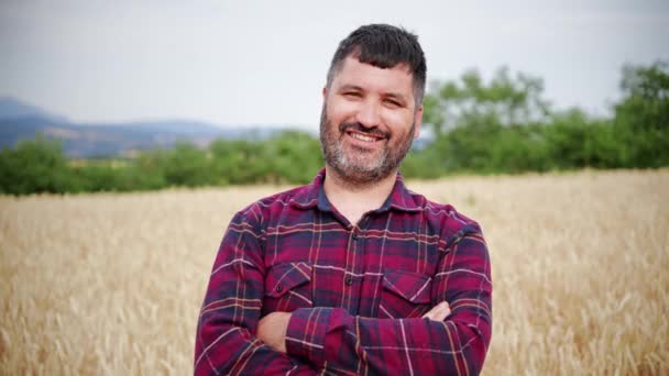 Close Retrato Feliz Braços Cruzados Agricultor Homem Sorrindo Olhando Para — Vídeo de Stock