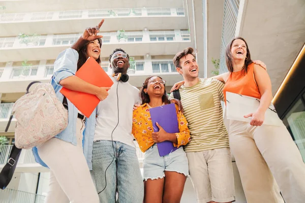 Een Groep Multiraciale Tienerstudenten Die Samen Lachen Plezier Hebben Universiteitscampus — Stockfoto
