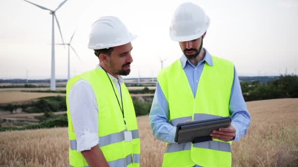 Zwei Windenergieanlagen Ingenieure Arbeiten Zusammen Ein Techniker Checkt Mit Einem — Stockvideo