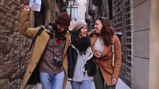 一群游客朋友笑着走在一起兴奋的旅行在一个桉树的城市 年轻快乐的朋友们去一个新的地方玩得很开心 旅游度假概念 慢动作 — 图库视频影像