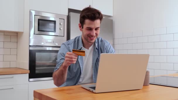 Przystojny Biały Młody Mężczyzna Uśmiechający Się Trzymający Kartę Kredytową Zapłacić — Wideo stockowe