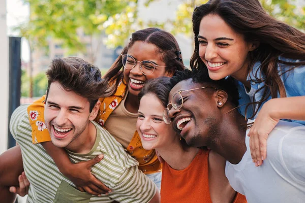 屋外で楽しんでいる笑顔の多人種の10代の友人のグループの肖像画を閉じます 陽気な若者たちが休暇で一緒に笑っている ライフスタイルの概念 高品質の写真 — ストック写真