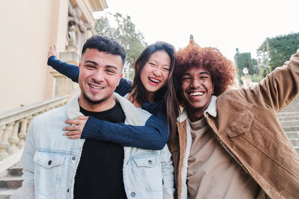 楽しさと笑顔でカメラを見ている3人の多人種の若い友人のグループ 明るい態度で幸せな多民族の人々のフロントビュー ライフスタイルのコンセプト 高品質の写真 — ストック写真