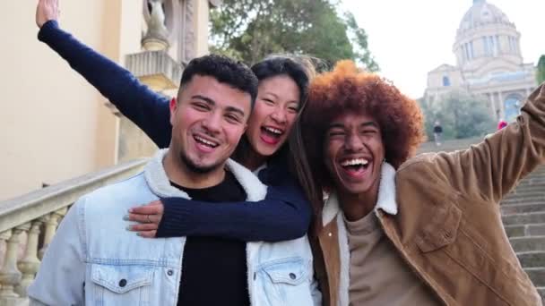 Группа Трех Молодых Многорасовых Друзей Веселится Улыбается Глядя Камеру Первый — стоковое видео