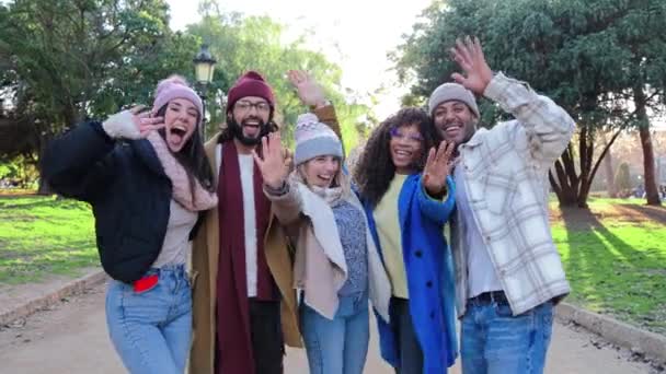 Grupp Multietniska Ungdomar Som Ler Och Viftar Med Händerna Framifrån — Stockvideo