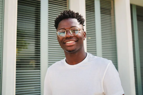 Portret Van Een Jonge Afrikaanse Tiener Die Glimlacht Naar Camera — Stockfoto