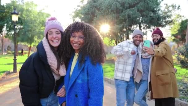 Förgrunden Två Multiracial Unga Kvinnor Ler Och Skrattar Tillsammans Tittar — Stockvideo