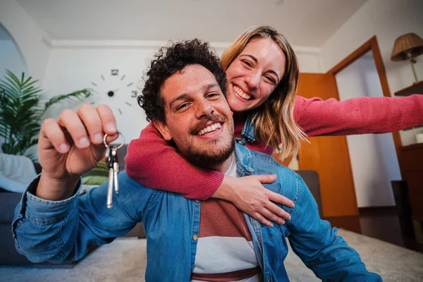 Young Caucasian Couple Showing Keys First House Purchase Moving New — Stock Photo, Image