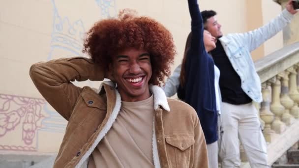 Prim Plan Tânăr Afro American Fericit Zâmbind Uitându Camera Păr — Videoclip de stoc