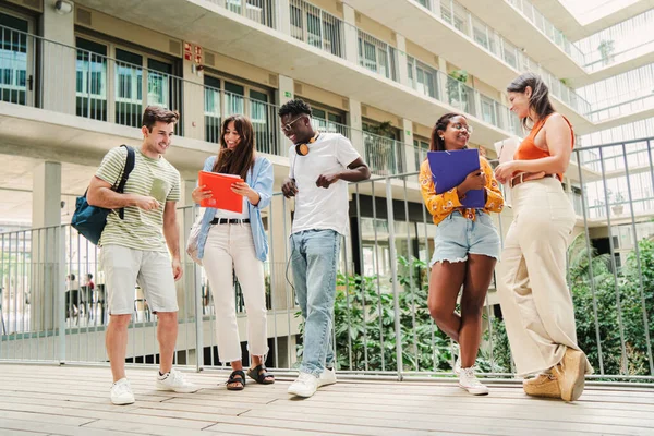 Multiraciale Groep Adolescente Studenten Praten Samen Het Examen Huiswerk Gelukkig — Stockfoto